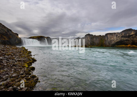 Godafoss, Wasserfall der Götter, ist einer der spektakulärsten Wasserfälle in Island. Erstaunliche Landschaft bei Sonnenaufgang. Beliebte Touristenattraktion. Unusu Stockfoto