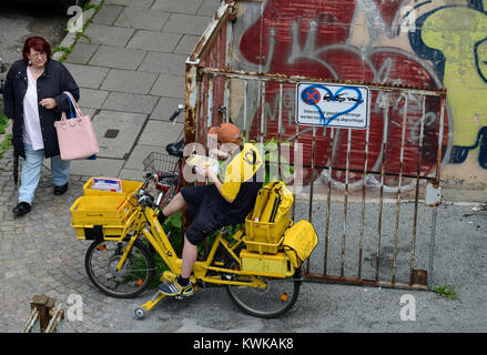 Deutschland, Hamburg, Deutsche Post, kurze Pause von den Postboten, Mittag auf Fahrrad-/Deutschland, Hamburg, Deutsche Post, Mittagessen des Postboten mit dem Fahrrad Stockfoto