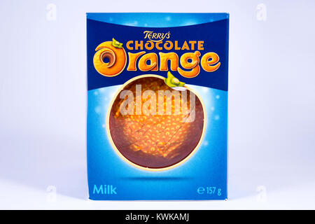 LONDON, Großbritannien - 18. Dezember 2017: Ein Schuss eines Terrys Chocolate Orange, über eine einfache weiße Hintergrund Am 18. Dezember 2017. Stockfoto