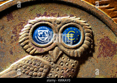 Griechische Drachme Münze mit Zeichen von IWF und EZB, griechischen Drachme - M?nze mit Zeichen von IWF und EZB Stockfoto