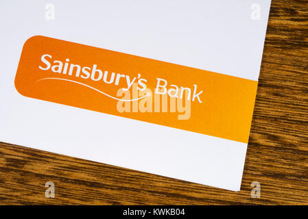 LONDON, Großbritannien - 18.Dezember.2017: Die Sainsburys Bank Logo, dargestellt auf einer Werbebroschüre, die am 18. Dezember 2017. Sainsburys Bank ist eine britische Bank eigene Stockfoto