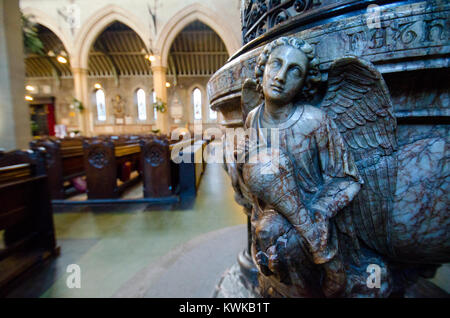 London, England, UK. Abt St Mary's Church, Kensington. Engel auf dem Marmor font Stockfoto