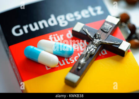 Grundgesetz und Kreuz, symbolische Foto Sterbehilfe und Recht, Deutsches Grundgesetz und Kreuz, Symbolfoto Sterbehilfe und Gesetz Stockfoto