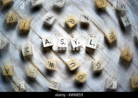 Schreiben Würfel Form das Wort Asyl, Buchstabenw? Rüffel formen das Wort Asyl Stockfoto