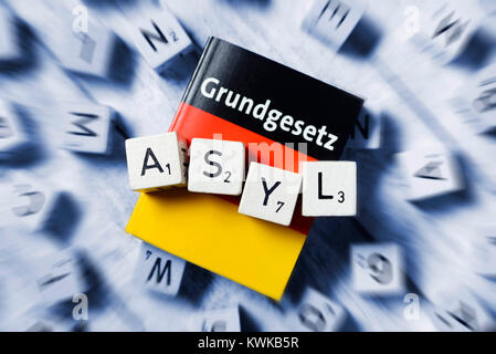 Schreiben Würfel Form das Wort Asyl auf dem deutschen Grundgesetz, Buchstabenw? Rüffel formen das Wort Asyl mit dem deutschen Grundgesetz Stockfoto