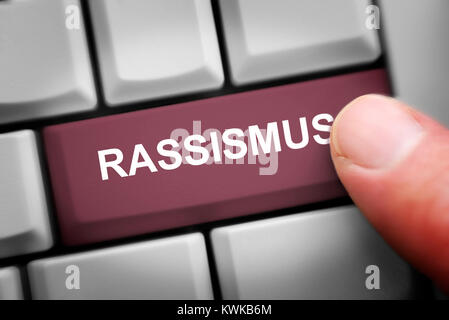 Computer Taste mit der Beschriftung Rassismus, rassistische Kommentare zu sozialen Netzwerken, Computertaste mit der Aufschrift Rassismus, rassistische Latest in / Stockfoto