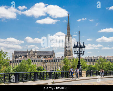 Frankreich, Gironde, Bordeaux, Pont de Pierre (Pierre Brücke) über den Fluss Garonne mit Blick auf die Basilika Saint-Michel Stockfoto