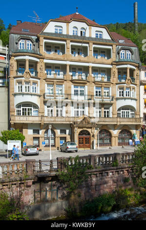 BRD, Baden-Württemberg, Bad Wildbad im nördlichen Schwarzwald, Blick über die Grosse Enz in das Rathaus. Stockfoto