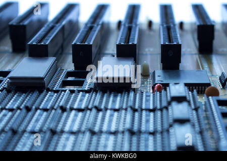 An Bord sind Kondensatoren Widerstände, Slots, integrierte Schaltkreise und Mikroprozessor. Stockfoto