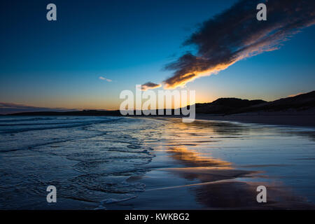 Cruden Bay, Aberdeenshire, Schottland. Farben eines Sonnenuntergangs sind in den Gewässern eines Ebbe am ersten Tag von 2018 wider Stockfoto