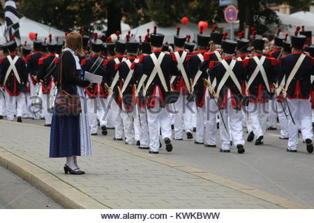 Eine Frau in traditioneller Kleidung Uhren eine Marching Band nehmen Sie Teil an den Oktoberfest Parade in München. Stockfoto