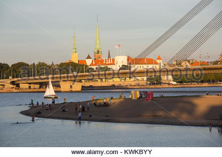 Ein Blick über den Fluss Daugava Riga an einem schönen Sommerabend auf dem Höhepunkt der Saison tiourist Stockfoto