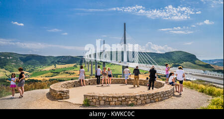 Frankreich, Region Occitanie, Aveyron Abteilung, Viadukt von Millau (Le Viaduc de Millau), Schrägseilbrücke überspannt die Schlucht Tal des Flusses Tarn, s Stockfoto