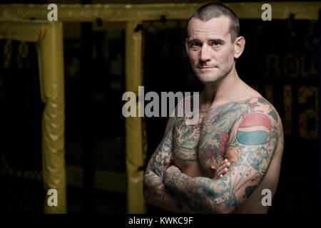 Ehemalige WWF Wrestler, CM Punk (Phil Brooks), der nach seinem Training im Fitnessraum und Roufusport MMA-Akademie in Milwaukee, Wisconsin fotografiert. Stockfoto