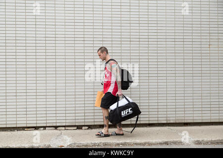 Ehemalige WWF Wrestler, CM Punk (Phil Brooks), geht zu seinem Auto nach seinem Training im Fitnessraum und Roufusport MMA Academy in Milwaukee, Wisconsin. Stockfoto