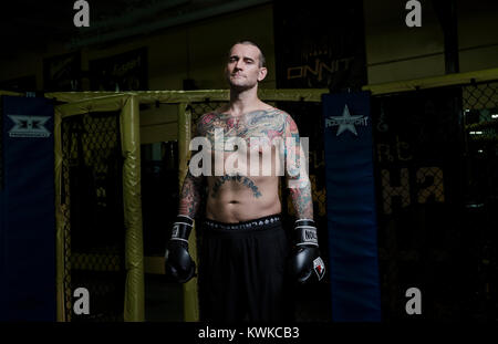 Ehemalige WWF Wrestler, CM Punk (Phil Brooks), der nach seinem Training im Fitnessraum und Roufusport MMA-Akademie in Milwaukee, Wisconsin fotografiert. Stockfoto