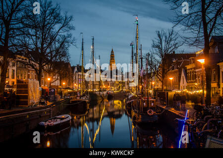 Historische Segelschiffe vor Anker im River Quay an der jährlichen Winterwelvaart Festival rund um Weihnachten. Die alten Zeiten im historischen Teil von Gro Stockfoto