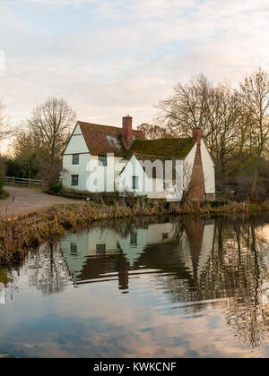 Herbst willy lotts Cottage keine Personen leer Wasser Reflexion alten historischen Ort Constable, Suffolk, England, Großbritannien Stockfoto