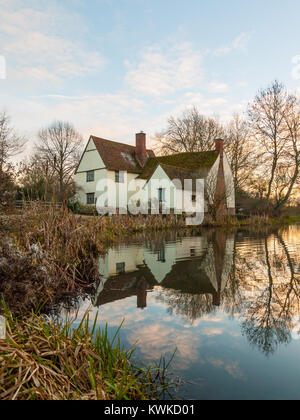 Herbst willy lotts Cottage keine Personen leer Wasser Reflexion alten historischen Ort Constable, Suffolk, England, Großbritannien Stockfoto