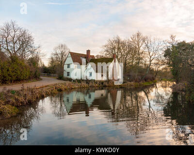 Herbst willy lotts Cottage keine Personen leer Wasser Reflexion alten historischen Ort Constable, Suffolk, England, Großbritannien Stockfoto