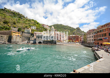 Blick auf den Hafen von Vernazza, Dorf der Cinque Terre, Ligurien Italien Europa Stockfoto