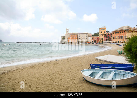 Sestri Levante an der italienischen Riviera, Ligurien: Blick auf die Altstadt und die Baia del Silenzio Strand - Bucht der Stille, Italien Europa Stockfoto