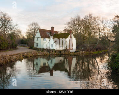 Herbst willy lotts Cottage keine Personen leer Wasser Reflexion alten historischen Ort Constable, Suffolk, England, Großbritannien Stockfoto