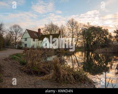 Herbst willy lotts Cottage keine Personen leer Wasser Reflexion alten historischen Ort Constable, Suffolk, England, Großbritannien Stockfoto