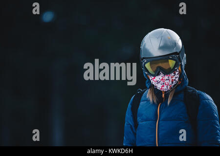 Snowboarder fashion Portrait in gefrorenen Wald. Frau mit Sonnenbrille Maske und Polieren. Portrait von skifahrerin in den Bergen Stockfoto