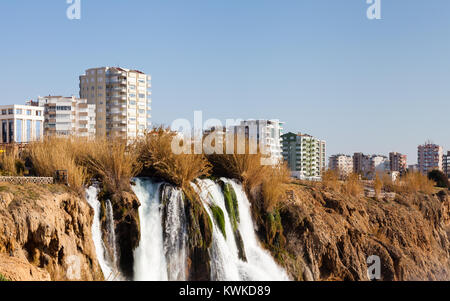 Duden Wasserfälle. Eine Nahaufnahme Bild der Wasserfall von Duden Fluss in Antalya im Süden der Türkei, wie es in das Mittelmeer fällt. Stockfoto