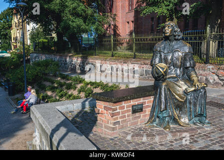 Bank von Nikolaus Kopernikus auf einer Burg Straße in Olsztyn Stadt in der Woiwodschaft Ermland-Masuren in Polen Stockfoto