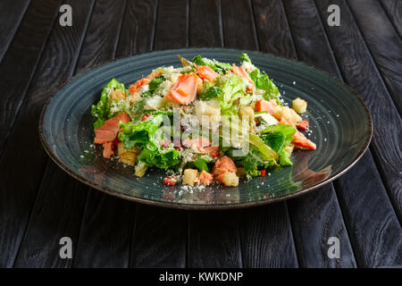 Mit geräuchertem Lachs Salat mit Pommes, Garnelen und Käseplatte Stockfoto