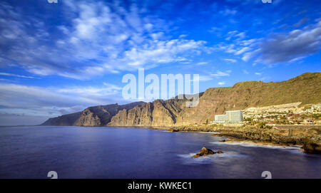 Acantilados de Los Gigantes ("Klippen der Riesen") sind vertikalen Klippen an der Westküste von Teneriffa. Es handelt sich um senkrechte Wände erreichen Höhen Stockfoto