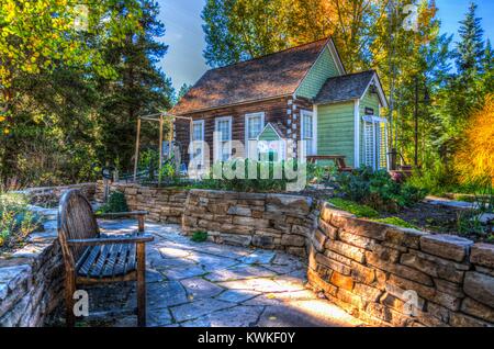 Schön, isolierten Haus im Wald mit einem rustikalen Hof. Stockfoto