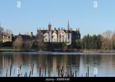 Brownlow House und Lurgan Park See in der Grafschaft Armagh in Nordirland. Stockfoto