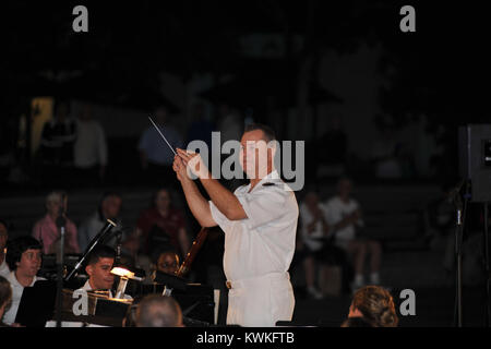 „Concert on the Avenue“ ist ein Foto, das eine lebhafte öffentliche Musik auf einer Straße der Stadt feststellt. Das Bild zeigt das Engagement der Gemeinschaft durch Musik und unterstreicht die kulturelle Vitalität von Straßenaufführungen in urbanen Umgebungen. Stockfoto