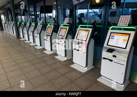 Self Service/automatische fluggast in Maschinen am London City Airport. London. UK. (93) Stockfoto