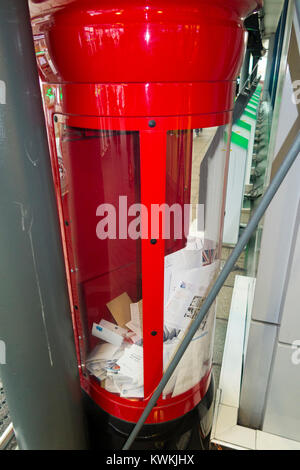 Royal Mail Letter Box, die teilweise aus klarem Kunststoff/Plexiglas-Material gefertigt ist, vermutlich, um die Sicherheit zu Hilfe, am London City Airport. UK. (93) Stockfoto