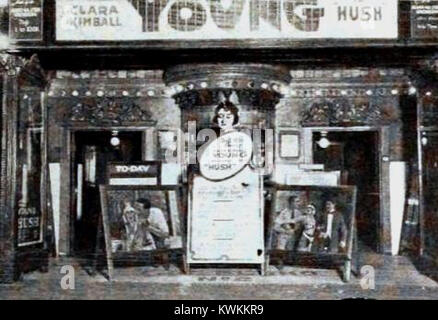 Filmplakat für den Stummfilm „Hush“ aus dem Jahr 1921, das im Alamo Theater in Atlanta ausgestellt wurde und das frühe amerikanische Kino- und Werbedesign einfängt. Stockfoto