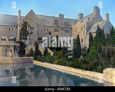 Das George Dupont Pratt House, auch bekannt als Killenworth, ist ein 1912 erbautes Anwesen in Glen Cove, New York. Das von den Architekten Trowbridge und Ackerman entworfene Gebäude ist ein Beispiel für die Architektur im Tudor Revival und das Anwesen im Gilded Age. Stockfoto