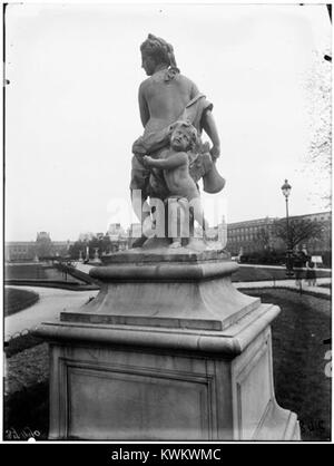 Die Statue der Nymphe der Jagd mit einem Köcher im Tuileriengarten, Paris, ist ein Beispiel für klassische Skulptur und Kunstfertigkeit und zeigt mythologische Themen und detaillierte Handwerkskunst. Stockfoto