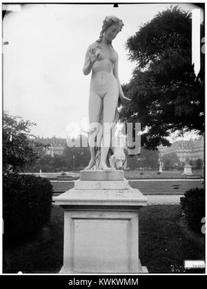 Die Statue der Nymphe im Tuilerien-Garten in Paris ist eine klassische Skulptur, die mythologische Schönheit und Anmut repräsentiert und Teil des reichen künstlerischen Erbes der Gartensammlung ist. Stockfoto