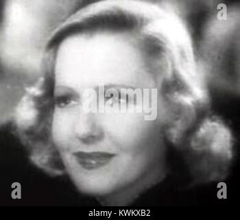 Die US-amerikanische Schauspielerin Jean Arthur ist in einem Standbild aus dem Film „Mr. Deeds Goes to Town“ aus dem Jahr 1936 zu sehen, in dem sie neben Gary Cooper die Hauptrolle spielt und den Stil der Schraubenball-Komödie der Epoche demonstriert. Stockfoto