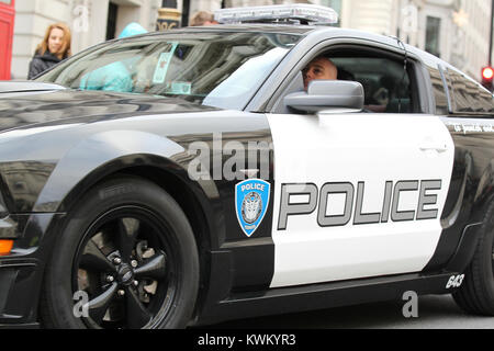 LONDON - Jan 01, 2018: Transformatoren Polizeiauto in Day Parade zum Neuen Jahr 2018 in London. Stockfoto