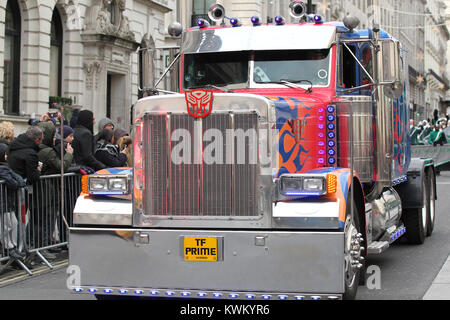 LONDON - Jan 01, 2018: Transformers Optimus Prime Truck in Day Parade zum Neuen Jahr 2018, Waterloo Place, London Stockfoto