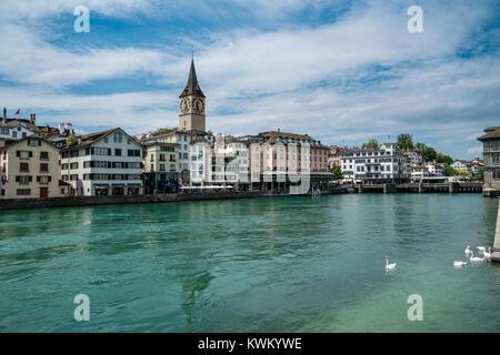 Blick auf St. Peter Kirche über die Limmat in Zürich, Schweiz Stockfoto