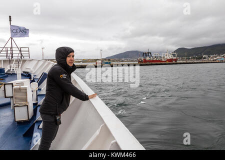 Mitglied der Besatzung an Deck Passagierschiff Ocean Abenteurer; fährt Ushuaia, Argentinien; auf dem Weg in die Antarktis Stockfoto