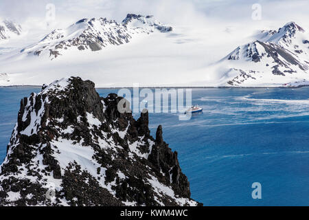 Ozean Abenteurer Kreuzfahrtschiff; Admiralty Bay, King George Island; schnee- und eisbedeckten Antarktis Landschaft Stockfoto