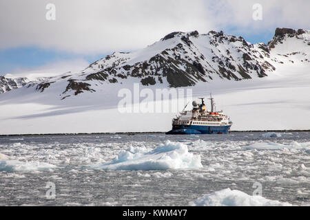 Passagierschiff Ocean Abenteurer trägt alpinen Bergsteigen Skifahrer in die Antarktis Stockfoto