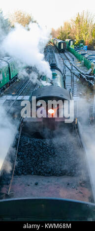 Ansicht von oben der Dampfmaschine, zart und Fußplatte Kohle in der Ausschreibung und der firebox Öffnen mit Fahrer und Heizer - Cheltenham Dampfmaschine Stockfoto